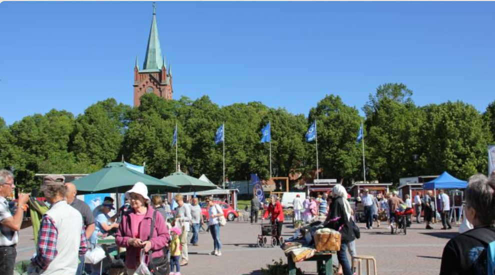 ihmisiä torilla